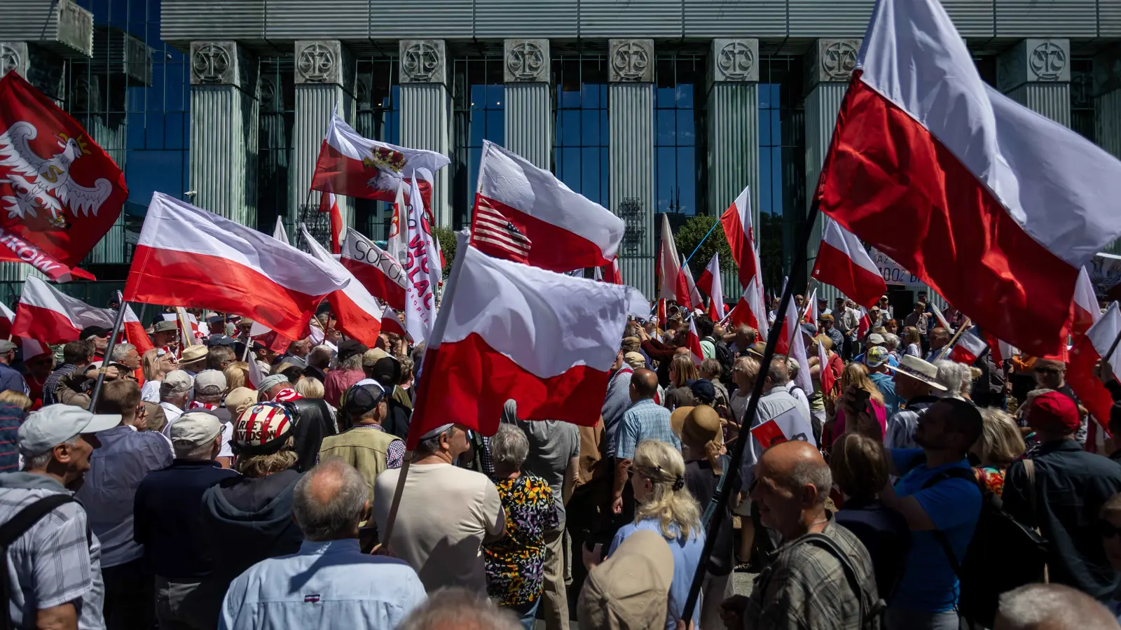 معركة على نتائج الانتخابات وحياد القضاء.. أزمة دستورية "خطيرة" تهدد بولندا