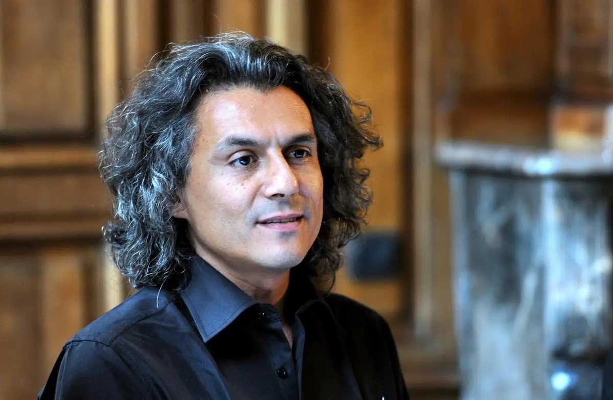 الملياردير الجزائري رشيد نكاز يتعرض لاعتداء من نجل قائد الحزب الحاكم سابقًا