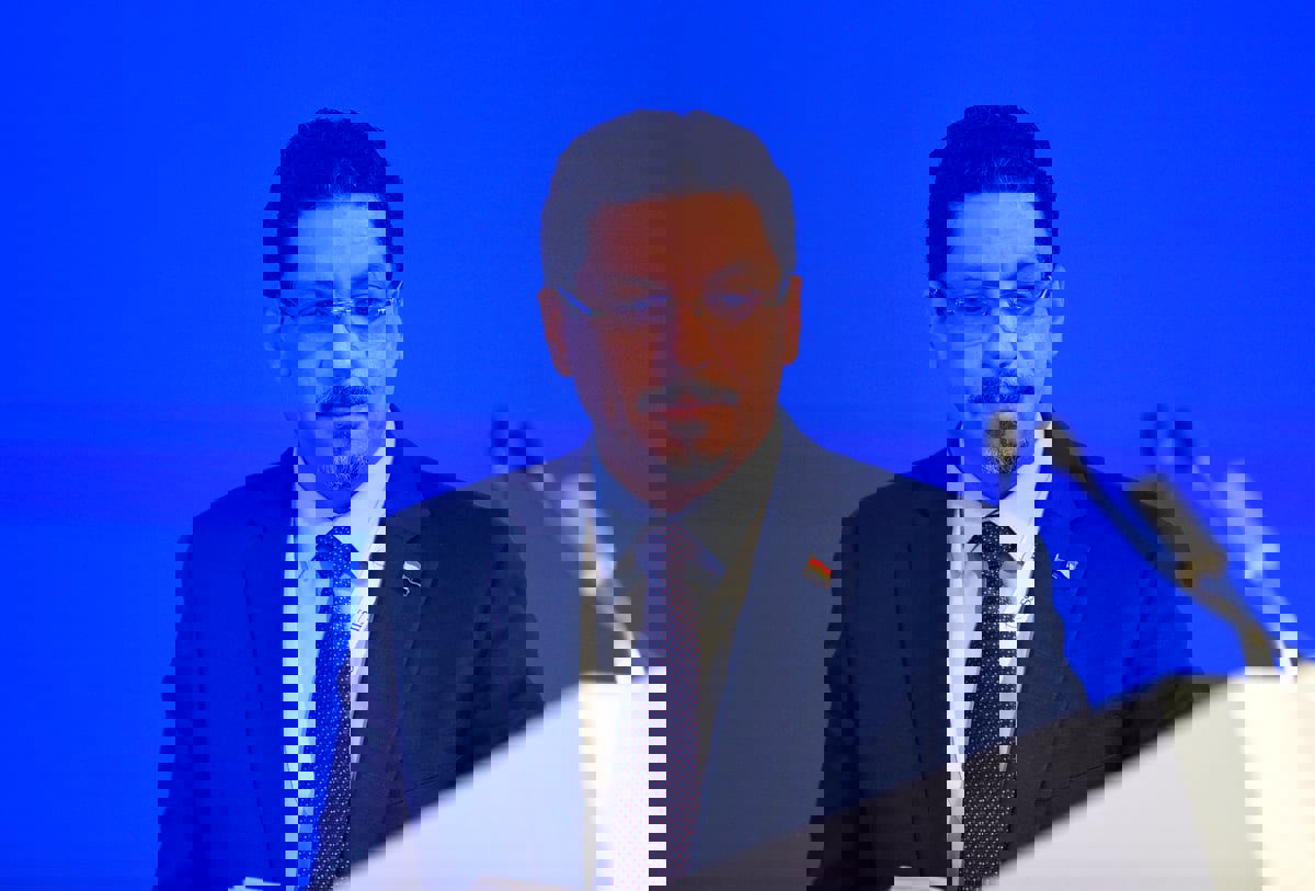 ما دلالات زيارة بن مبارك لموسكو بعد تعيينه رئيسًا للحكومة اليمنية؟