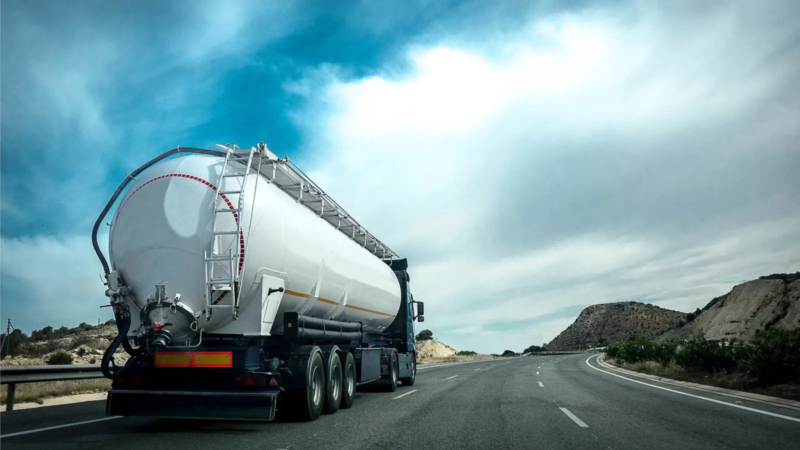 عائلة عراقية تنجو من موت محقق بعد اقتحام صهريج وقود منزلها (فيديو)