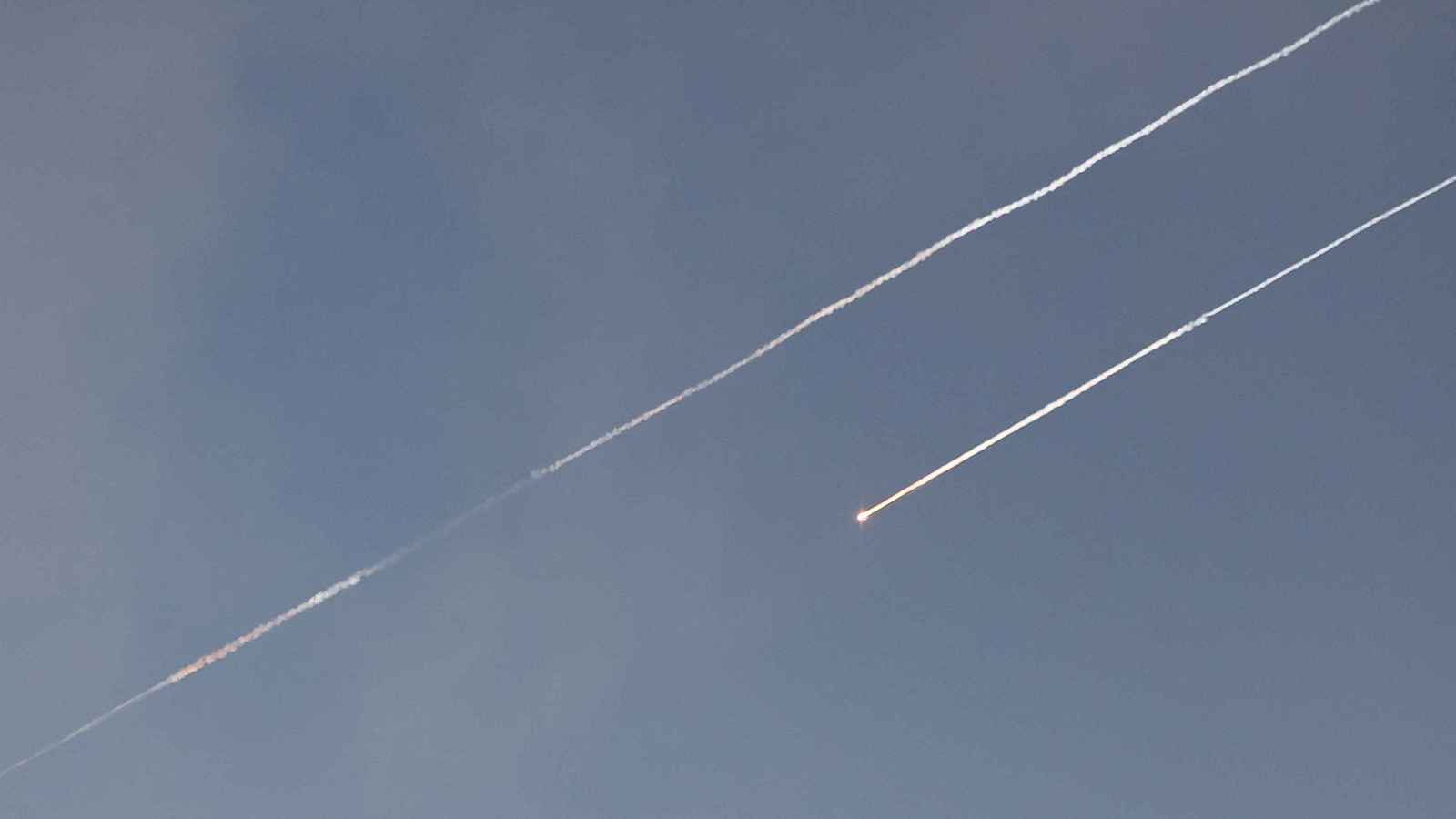 أضرار في بئر السبع.. دفعتان من الصواريخ الإيرانية تضرب إسرائيل