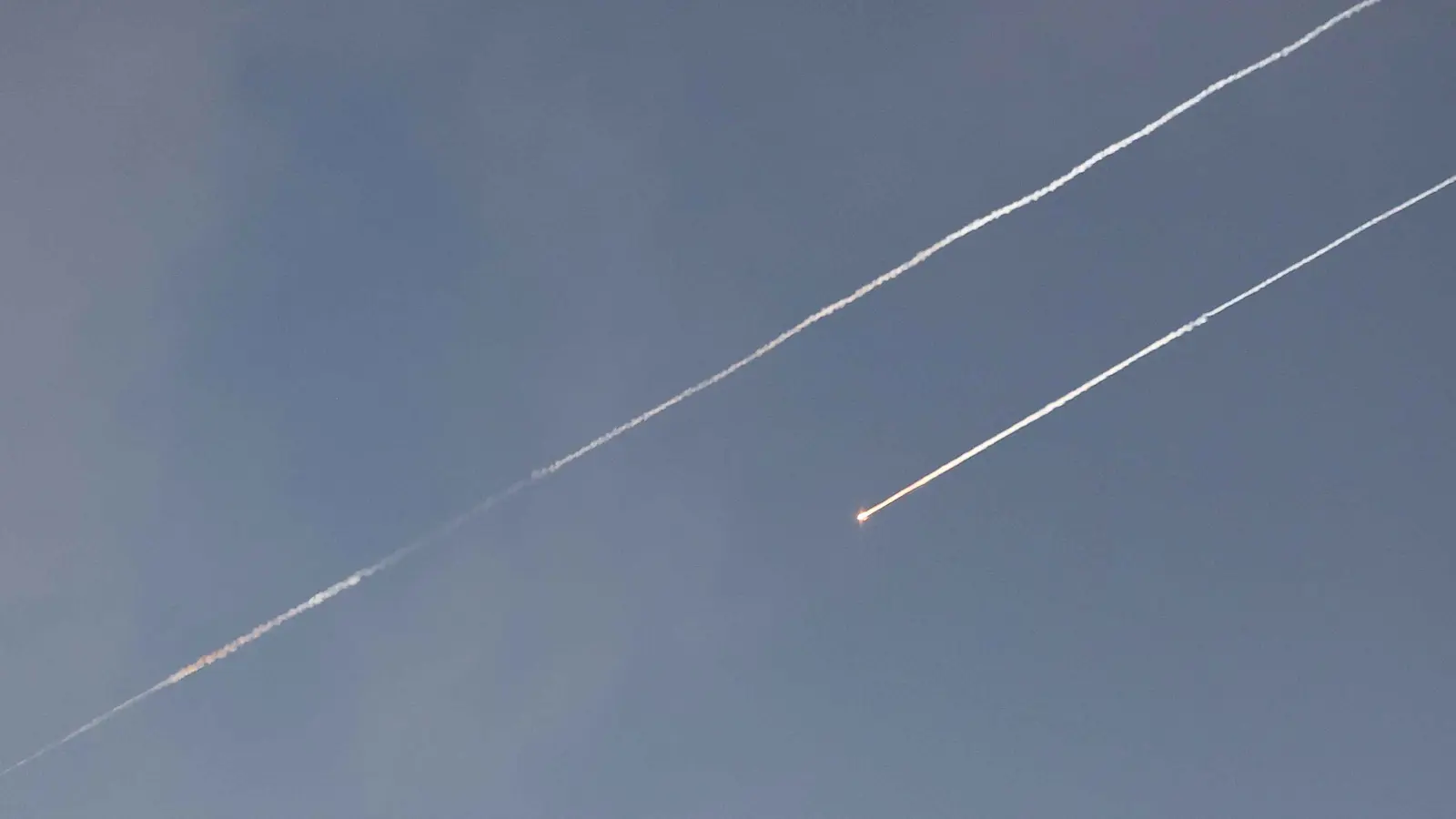 أضرار في بئر السبع.. دفعتان من الصواريخ الإيرانية تضرب إسرائيل