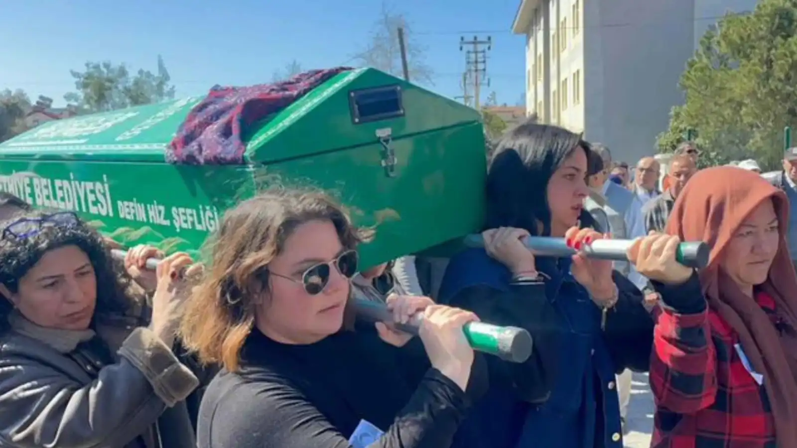 تركيا.. نساء يحملن نعش زوجة قُتلت في يوم المرأة العالمي (فيديو)