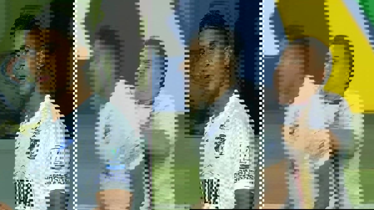 حدث في الدوري الكولومبي.. لاعب يعتدي على مشجع ضربه في الملعب والحكم يطرده (فيديو)