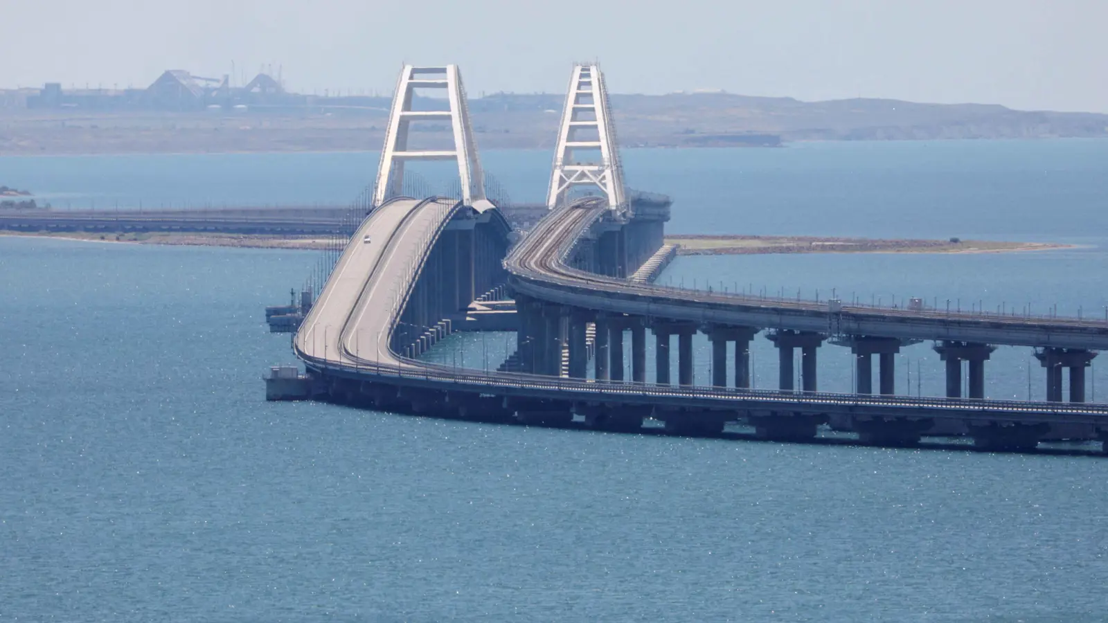 السلطات الروسية تعلن تعطّل المرور على جسر القرم (فيديو)