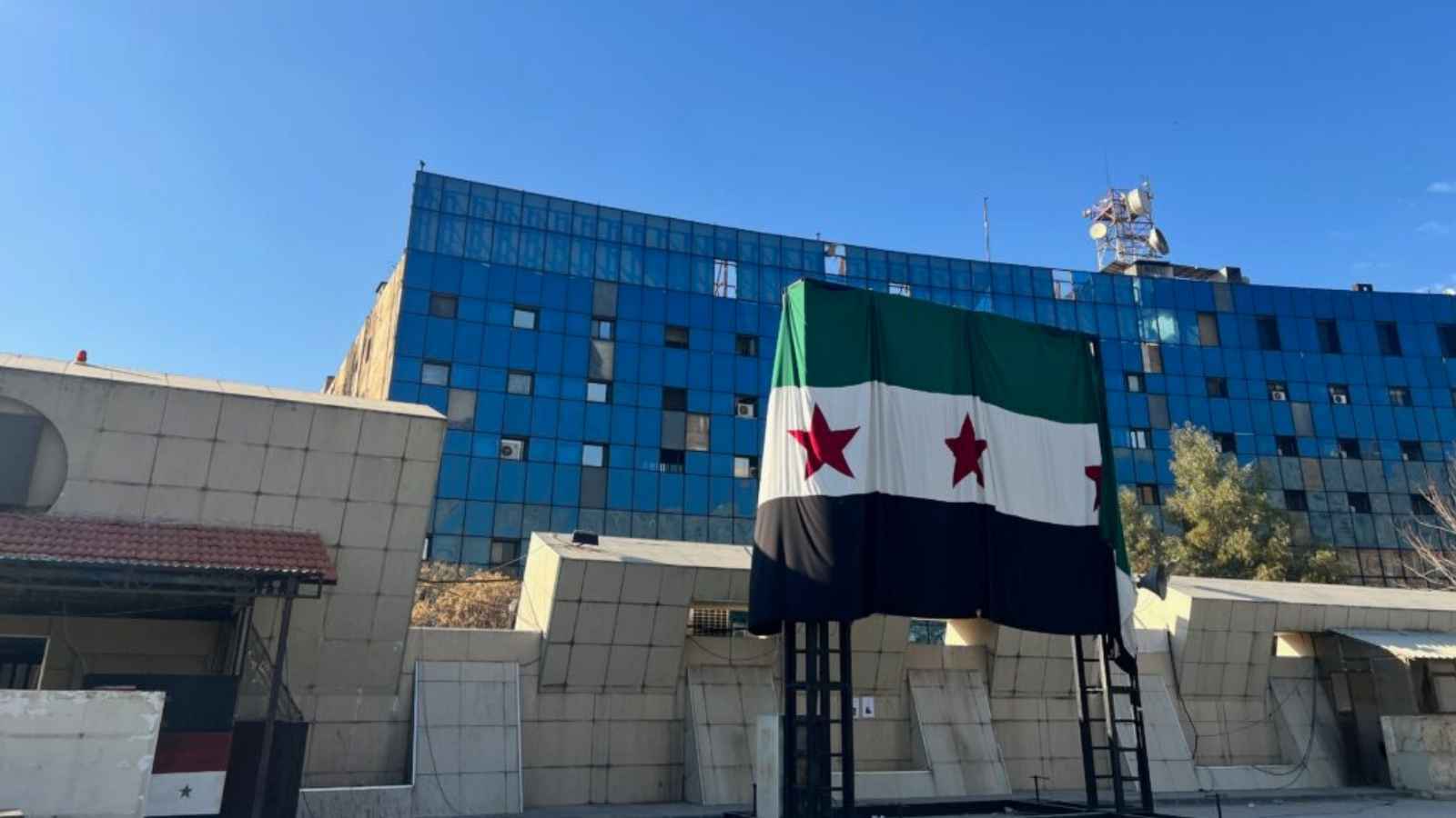 السوريون بلا إعلام.. محطات أجنبية تنقل أخبار بلادهم