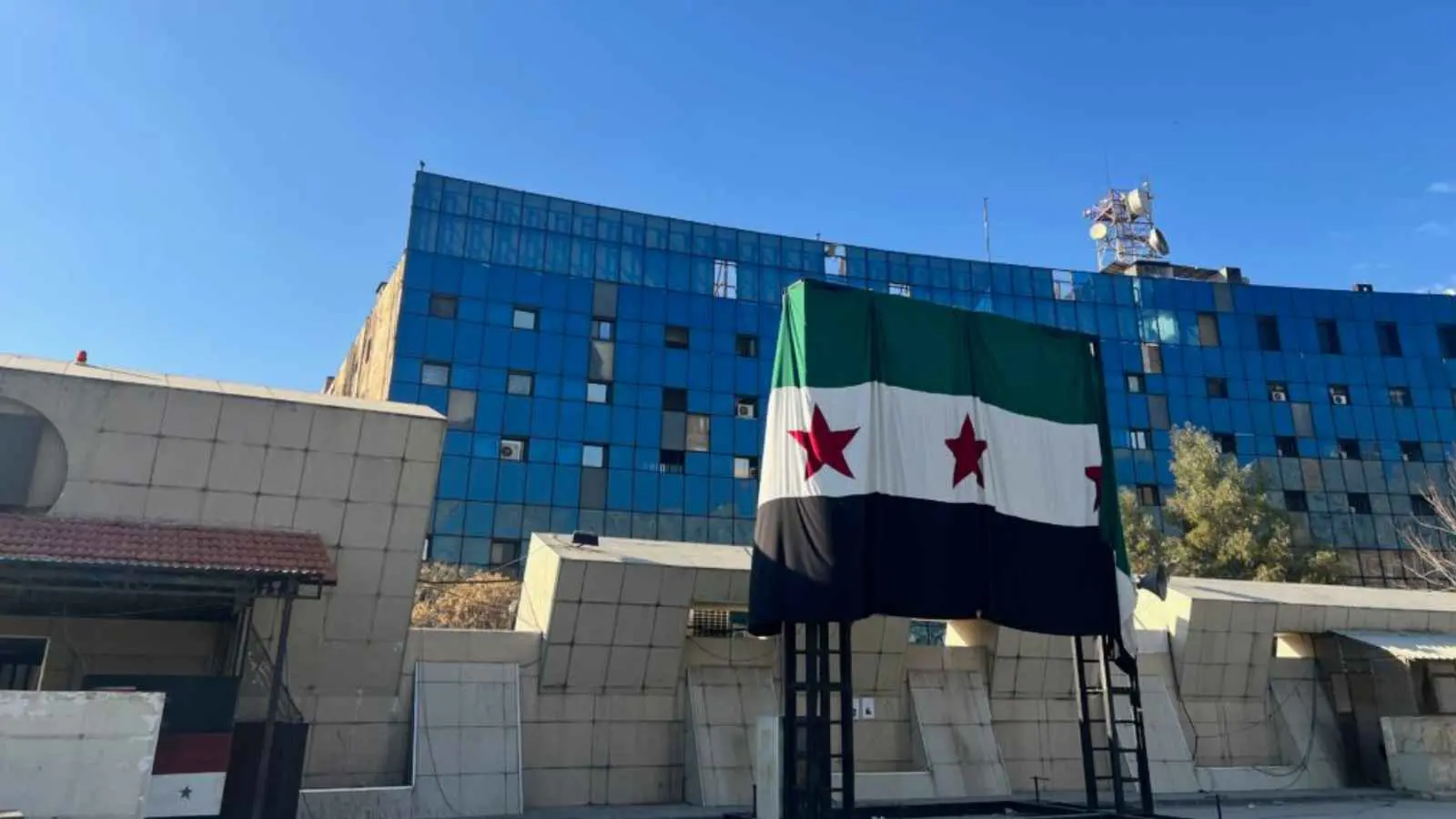 السوريون بلا إعلام.. محطات أجنبية تنقل أخبار بلادهم