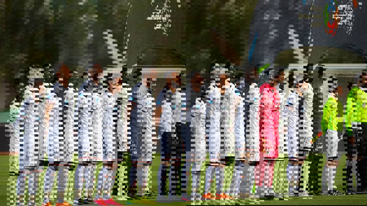 في مشهد غريب.. شخص يخلع كمامته ويمنحها لآخر في مباراة الشباب ضد الباطن (فيديو)