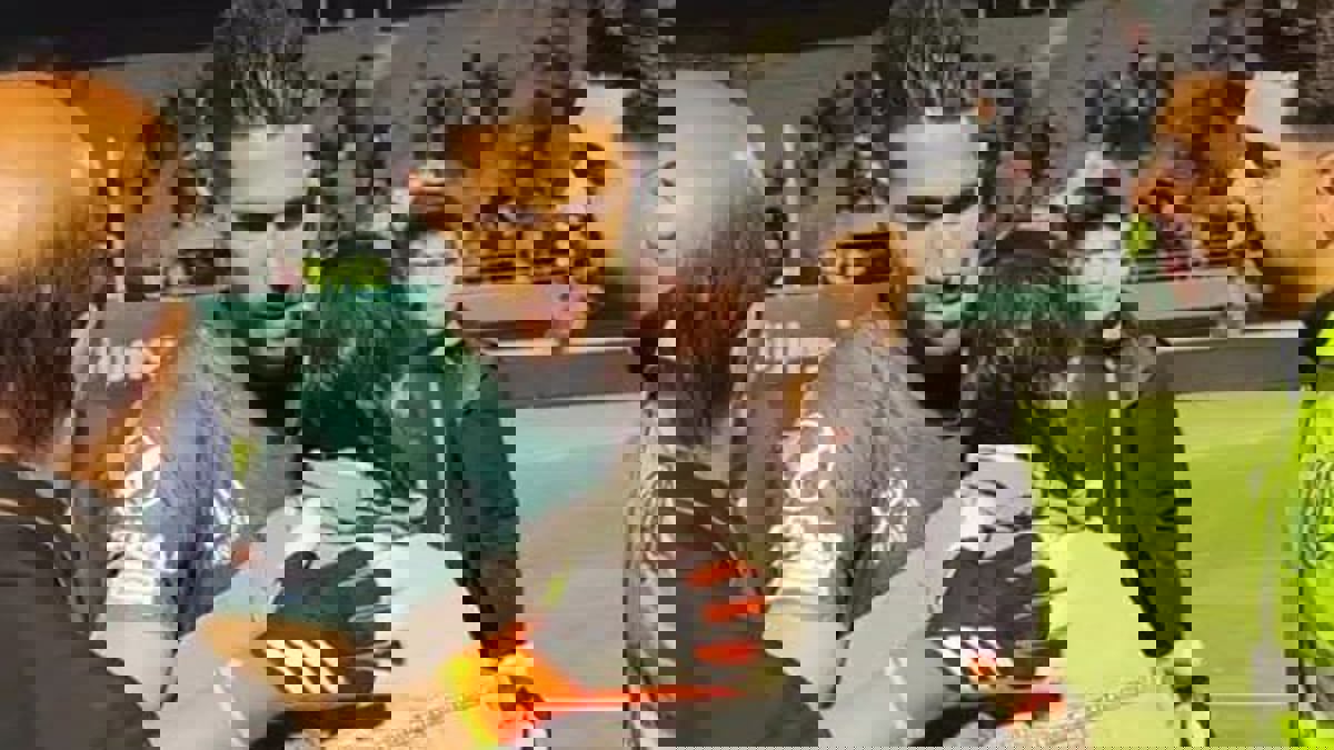 إعلان عقوبة الحارس الإيراني الذي احتضن المشجعة