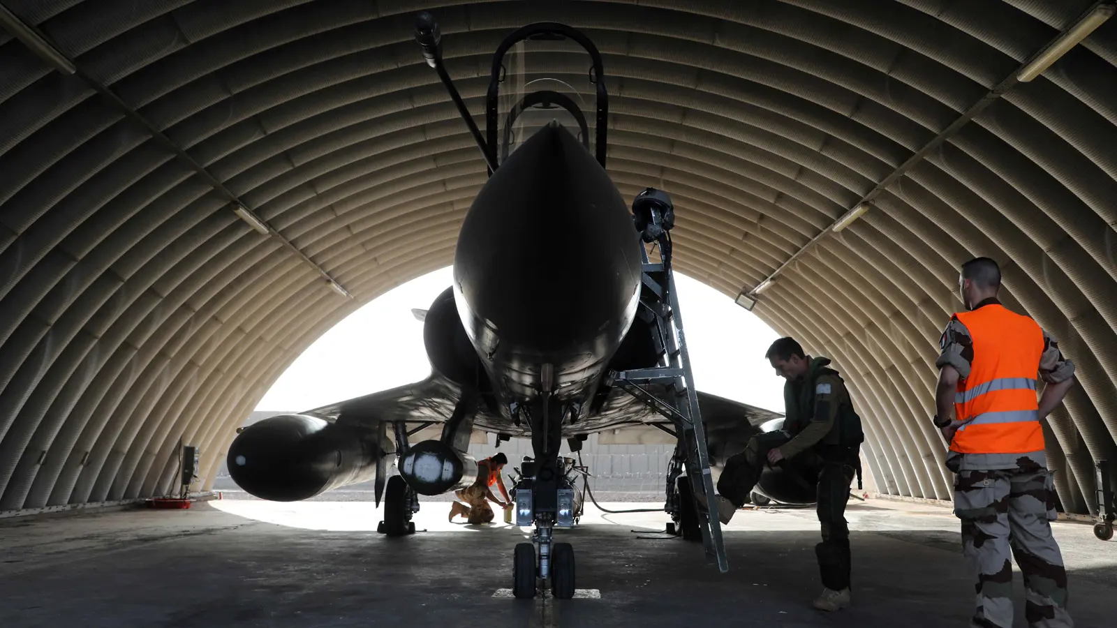 وزير الجيوش الفرنسي يعلن تسليم أوكرانيا أولى طائرات "ميراج 2000"