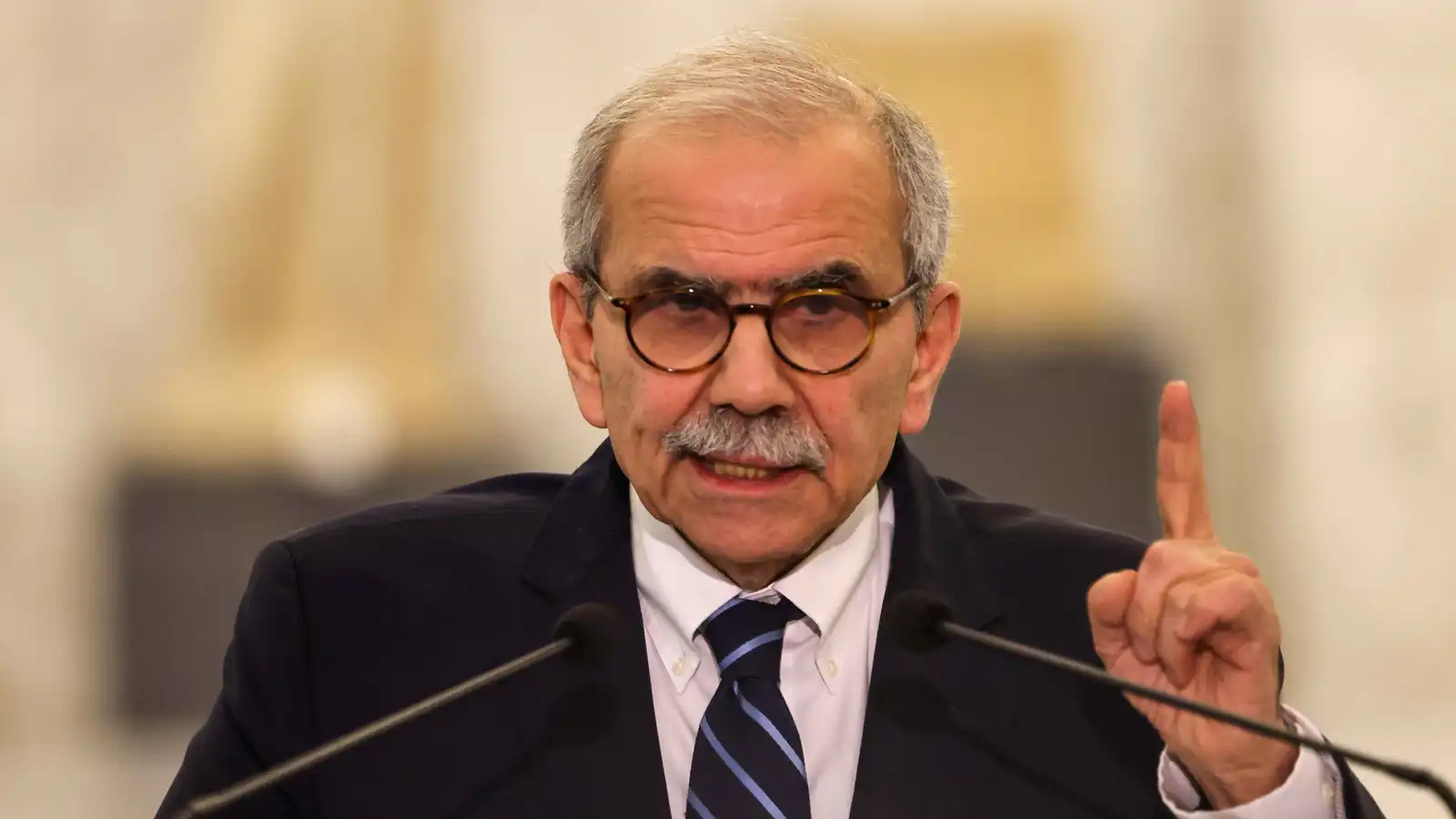 رئيس وزراء لبنان: حزب الله يجب أن يتخلى عن الجناح العسكري