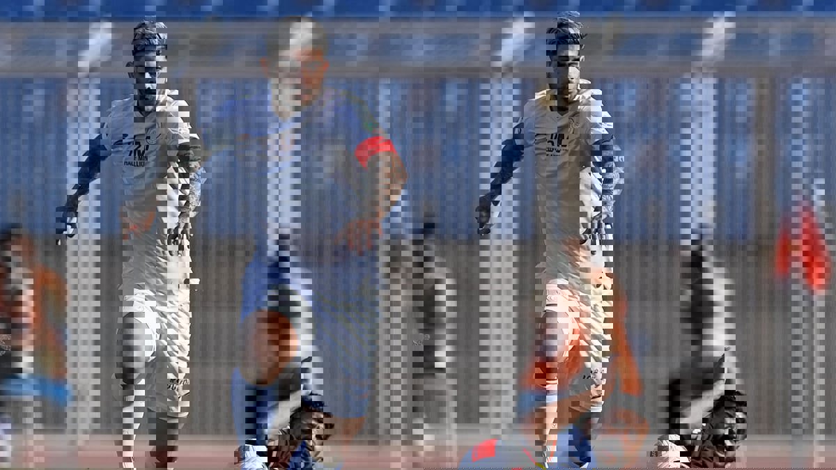 بانيغا يخرج غاضبا ويرفض مصافحة مدربه بعد استبداله في مباراة الشباب ضد الحزم (فيديو)