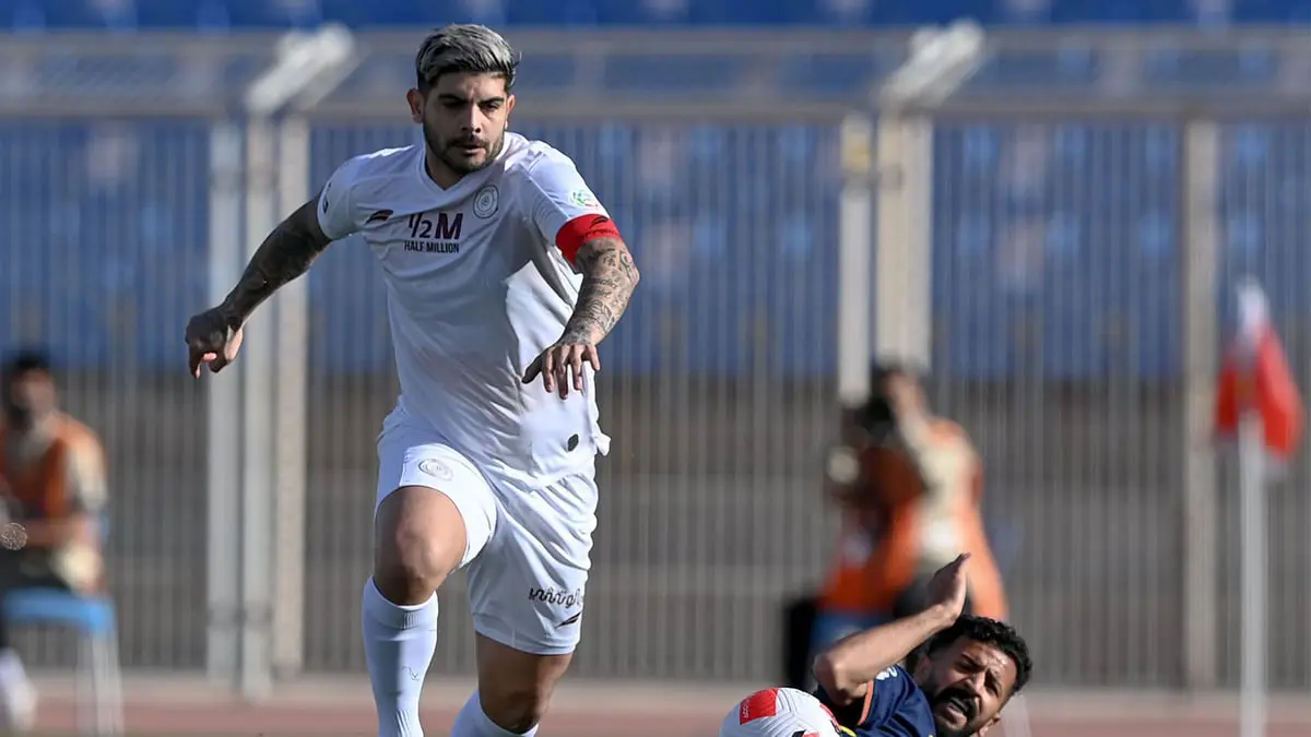 بانيغا يخرج غاضبا ويرفض مصافحة مدربه بعد استبداله في مباراة الشباب ضد الحزم (فيديو)