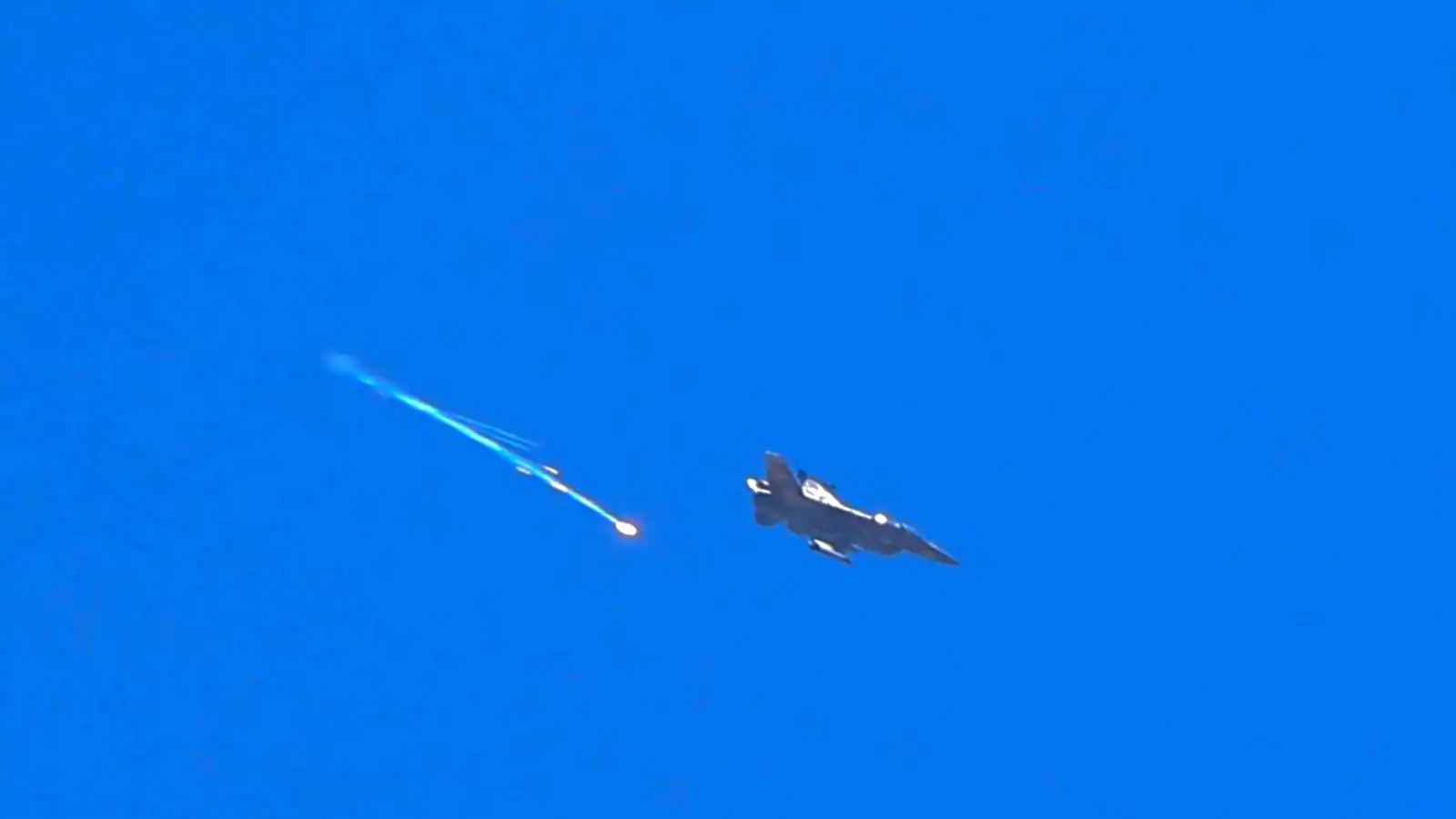 مقاتلة إسرائيلية أثناء تنفيذ غارة