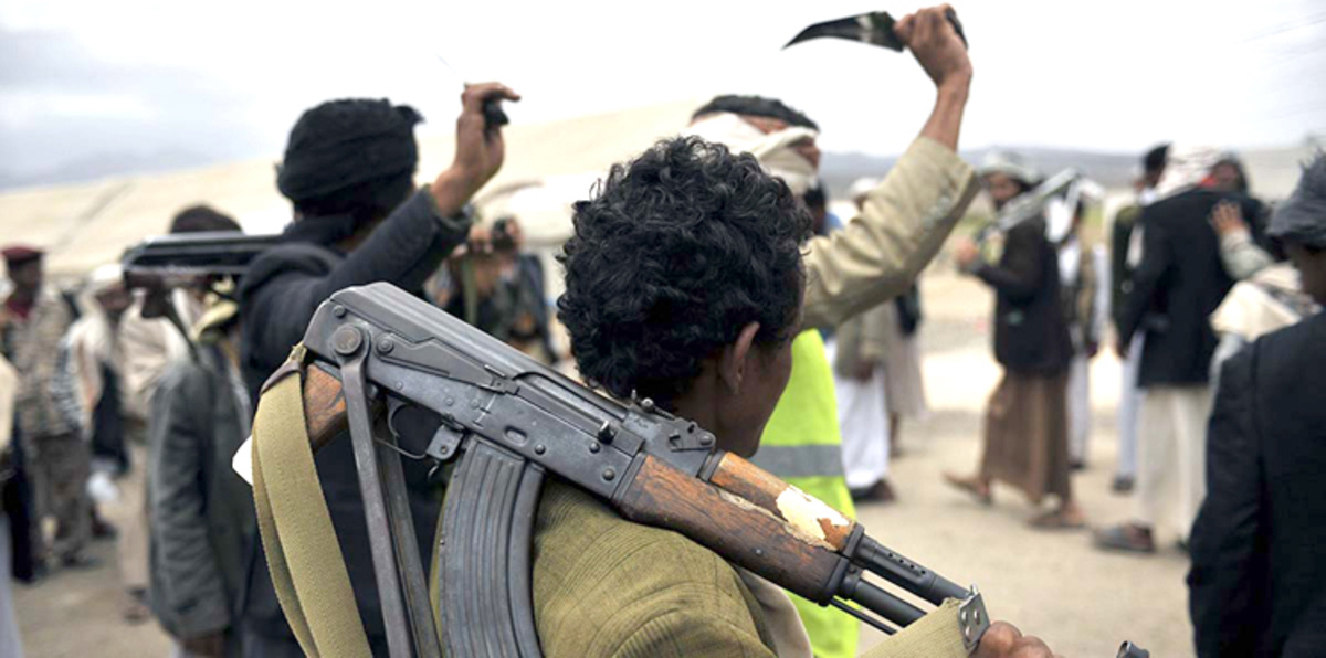 صور تفضح الحوثي.. السوق السوداء تحتفل بالمولد النبوي