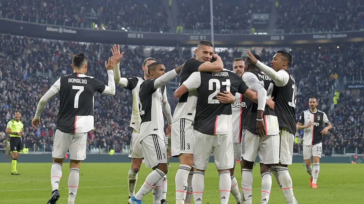 رسميا.. يوفنتوس يتوصل لاتفاق مع المدرب ولاعبيه بتخفيض رواتبهم