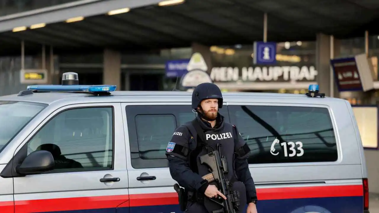 اكتشاف قنبلة يدوية قرب كنيس يهودي في فيينا