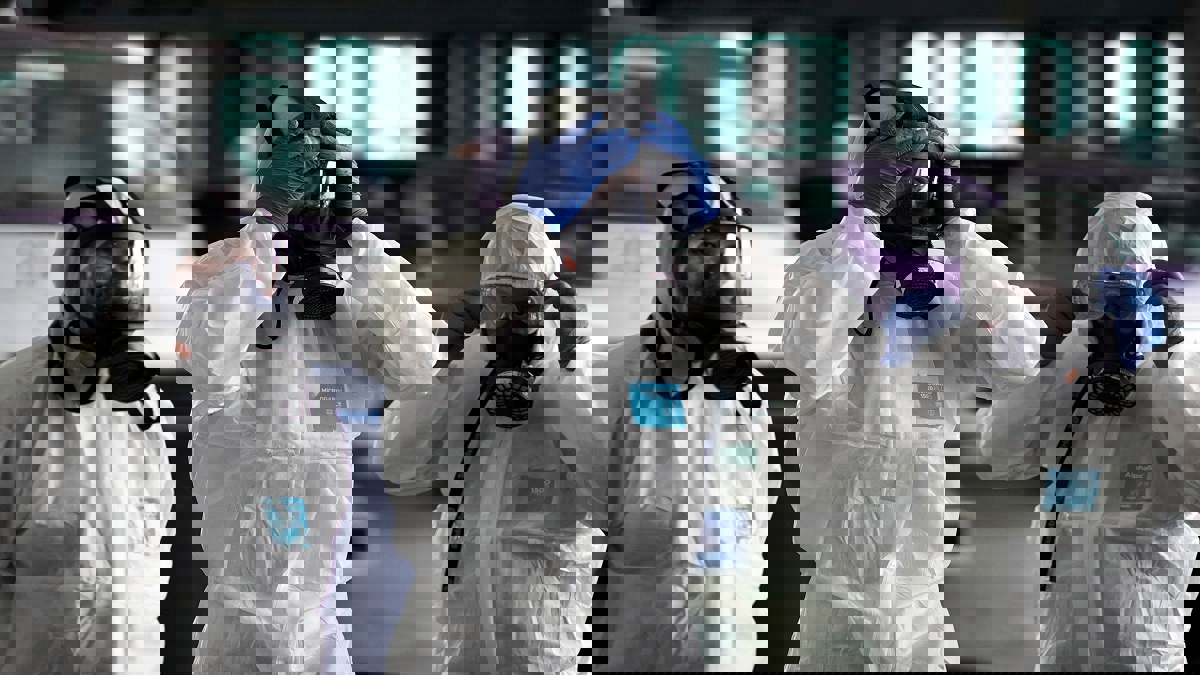 خوفًا من العدوى.. شاهد ماذا فعل سائق تاكسي صيني لتوصيل الركاب في بكين‎ (فيديو)