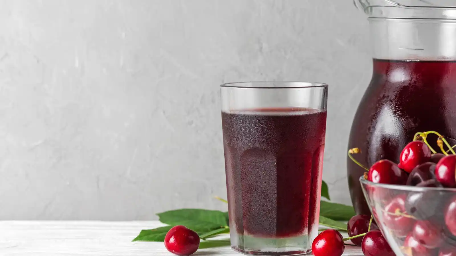 هل يساعد عصير الكرز الحامض على تحسين النوم؟