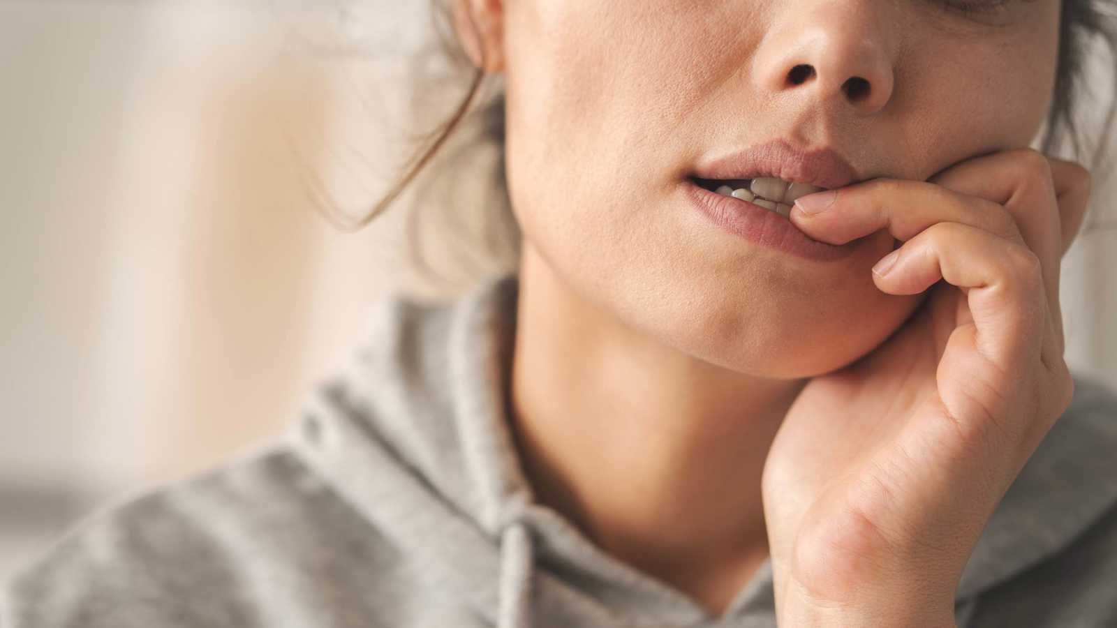 "حقائق صادمة".. كيف تؤثر عادة قضم الأظافر في صحتك؟