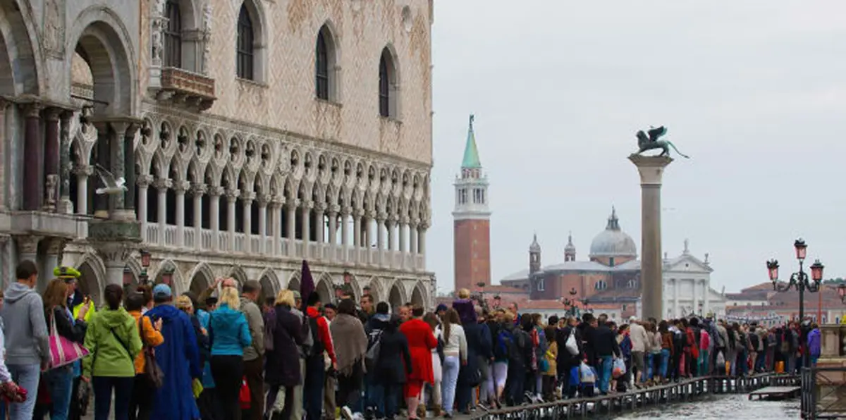 تحذير للسياح.. هذه عقوبة من يجلس على الأرض في شوارع فينيسيا الإيطالية