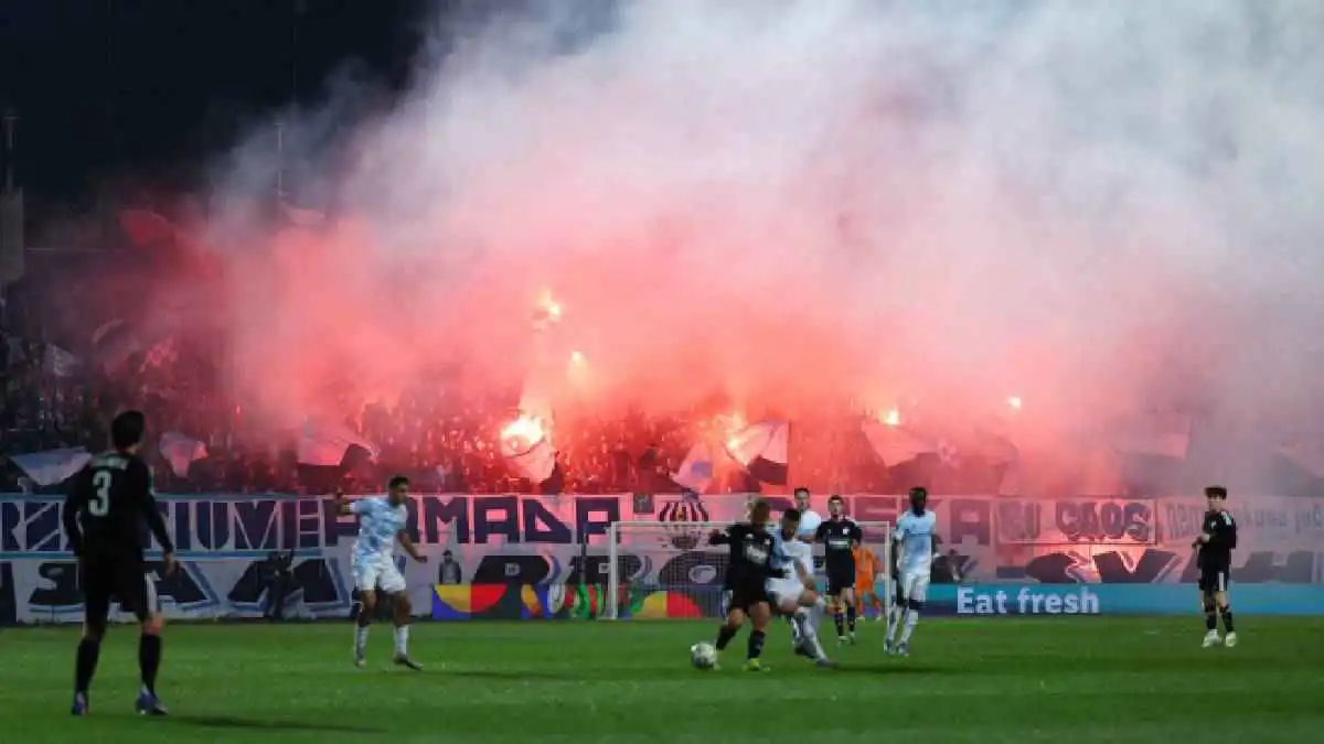 نجم ستراسبورغ يشتبك مع زميله المغربي سمير المرابط (فيديو)