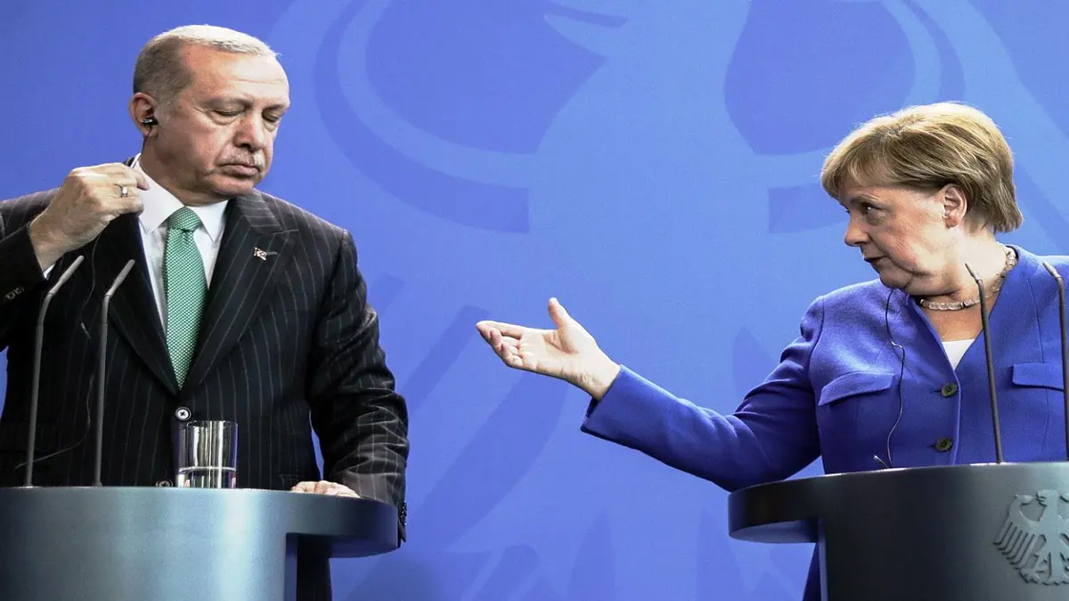 ميركل تعتزم زيارة تركيا للحفاظ على اتفاق كبح تدفق المهاجرين