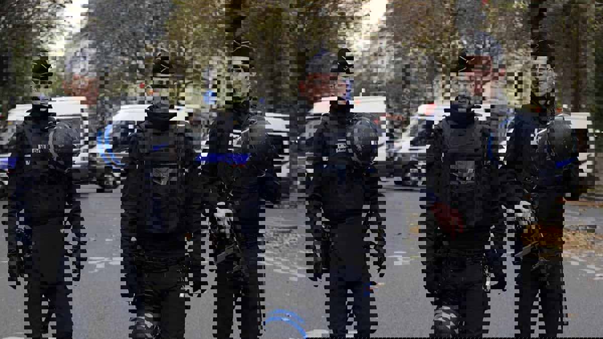 الشرطة الفرنسية تكتشف سبب اختفاء صور ماكرون من البلديات (صورة)