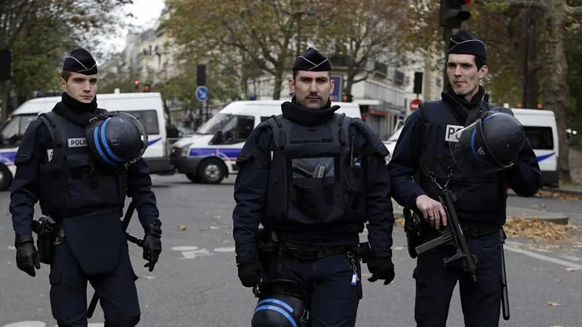 الشرطة الفرنسية تكتشف سبب اختفاء صور ماكرون من البلديات (صورة)