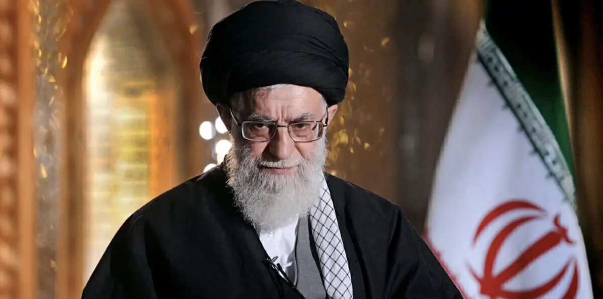 بالفيديو.. محتجون يمزقون صورة خامنئي في ساحة آزادي وسط طهران