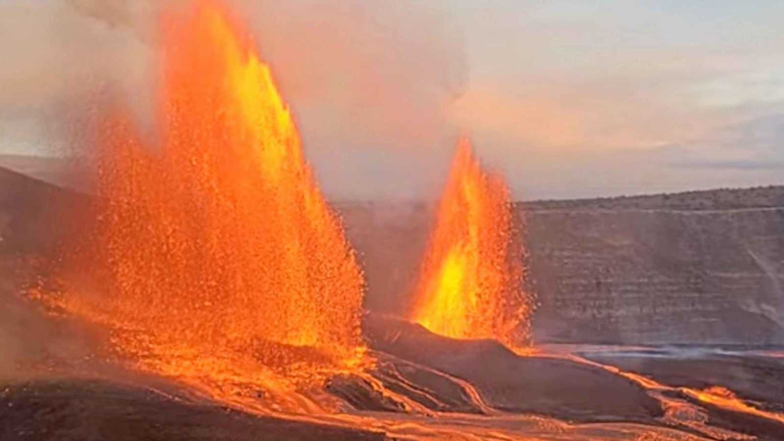 هاواي.. بركان كيلوا يطلق حممًا بارتفاع 400 متر (فيديو)