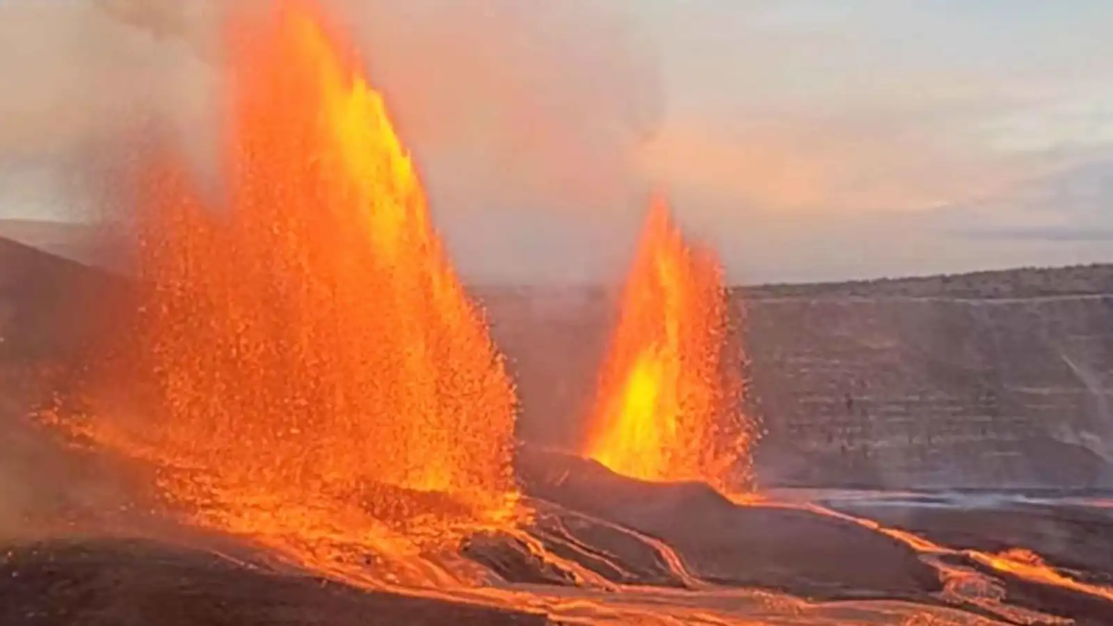 هاواي.. بركان كيلوا يطلق حممًا بارتفاع 400 متر (فيديو)