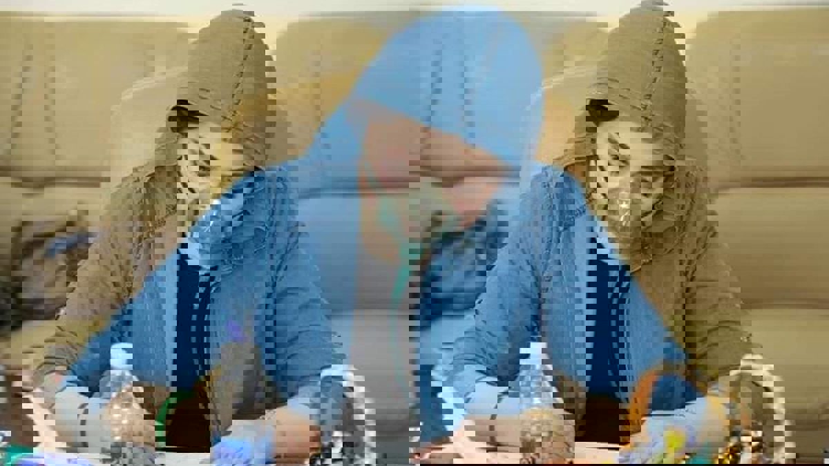 قهرت اليأس.. عراقية مريضة بالسرطان تؤدي امتحاناتها تحت أجهزة التنفس 