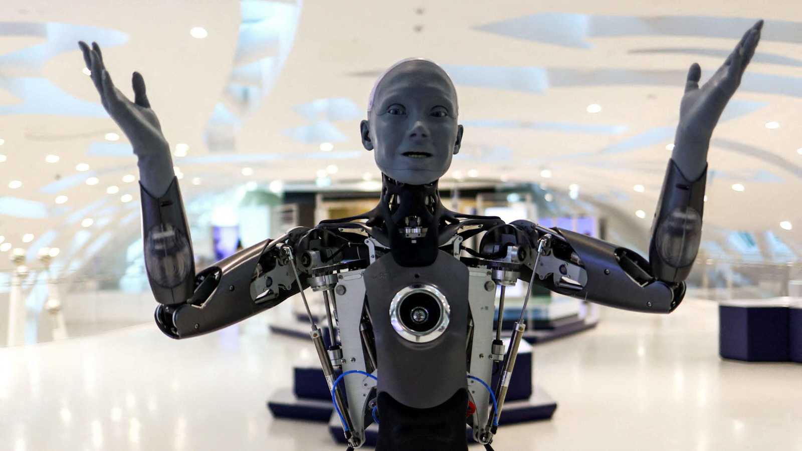 طفرة في الذكاء الاصطناعي.. روبوتات بشرية بمهام معقدة وتفاعل طبيعي