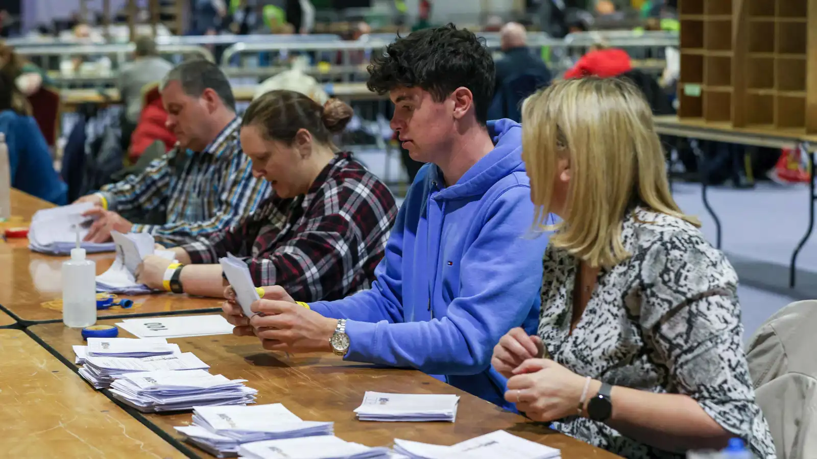 انتخابات أيرلندا.. الأحزاب الحاكمة تقرّ بـ"هزيمة ثقيلة" أمام كونولي