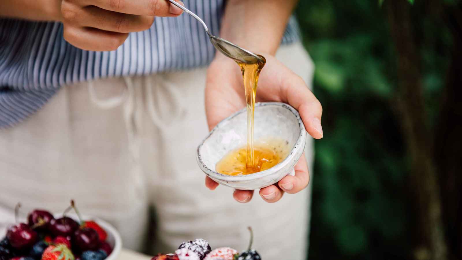 ما تأثير الملعقة المعدنية على العسل؟