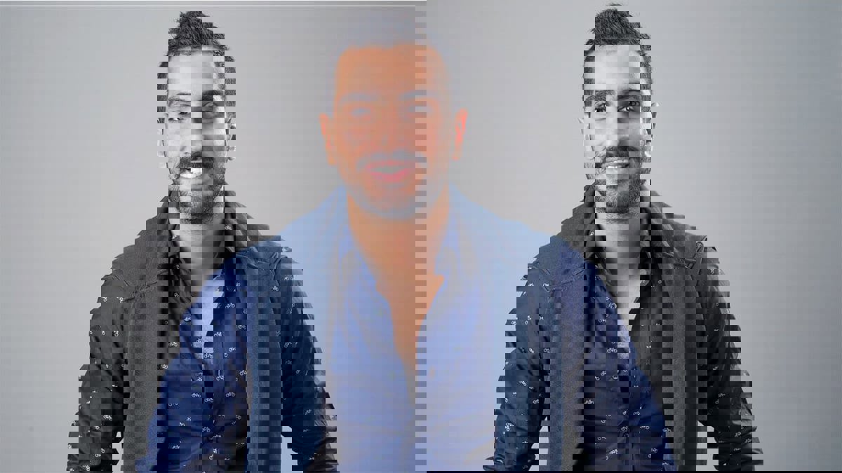 زوجة الفنان المصري محمد الشرنوبي تنفي تعرضه لحادث سير