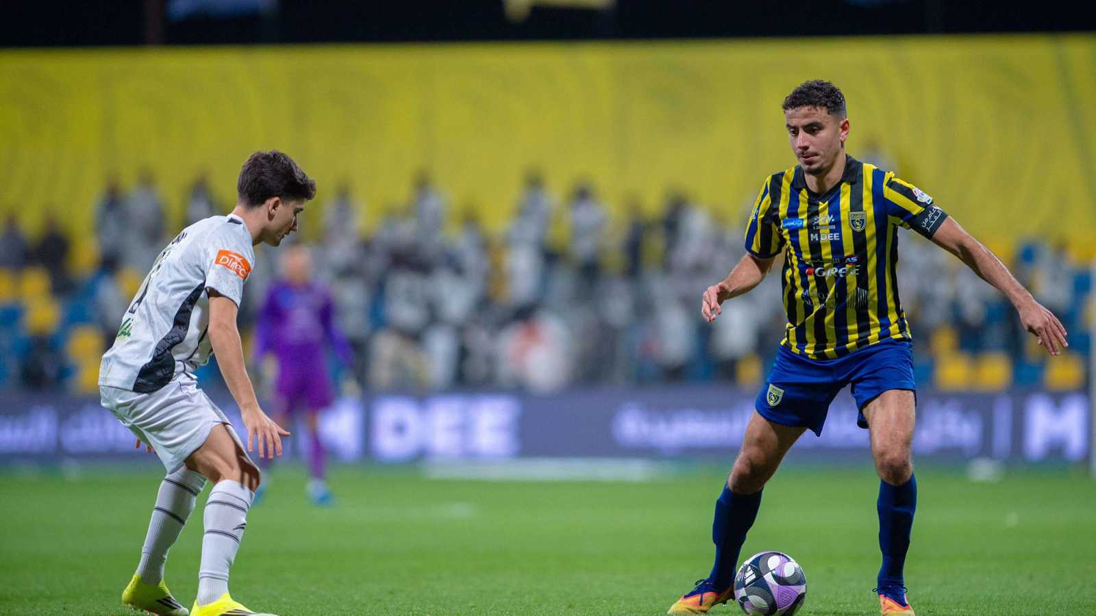 طرد لاعب الشباب بعد تصرف كارثي تجاه حكم مباراة التعاون (فيديو)