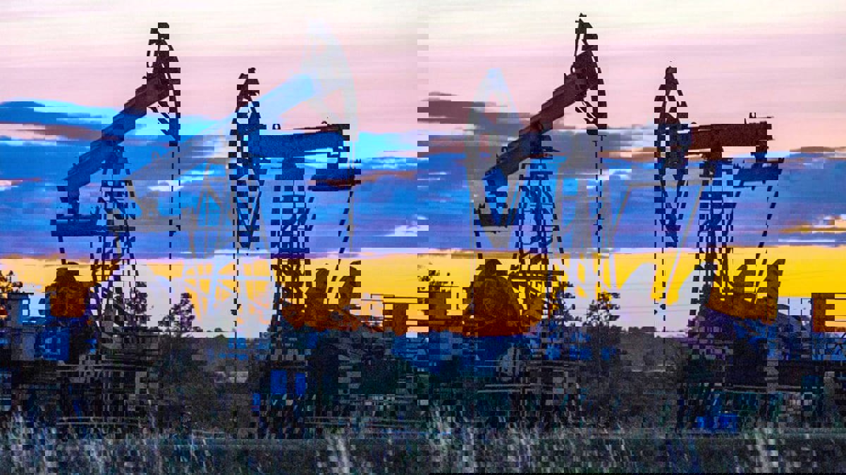 النفط يقفز أكثر من 2% بدعم من خفض محتمل في إمدادات "أوبك+"