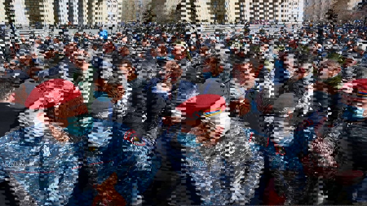 كيف تحول رئيس وزراء أرمينيا نيكول باشينيان من بطل ثورة إلى "خائن"؟