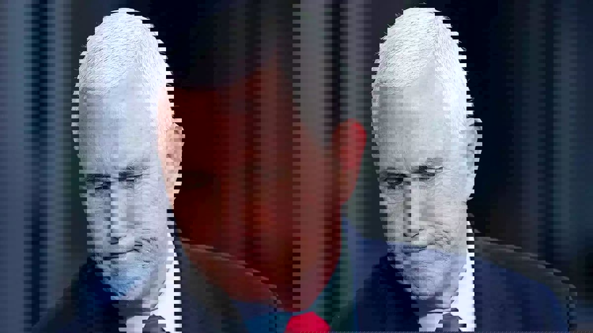 مكتب التحقيقات الفيدرالي يفتش منزل مايك بنس 
