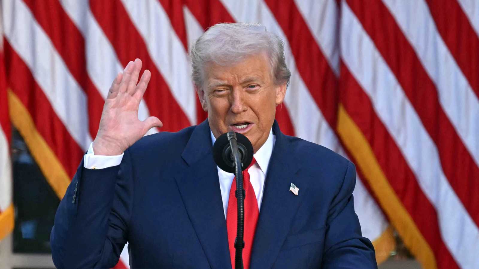 ترامب يهدد مجدداً بسحب مباريات "كأس العالم" من الديمقراطيين