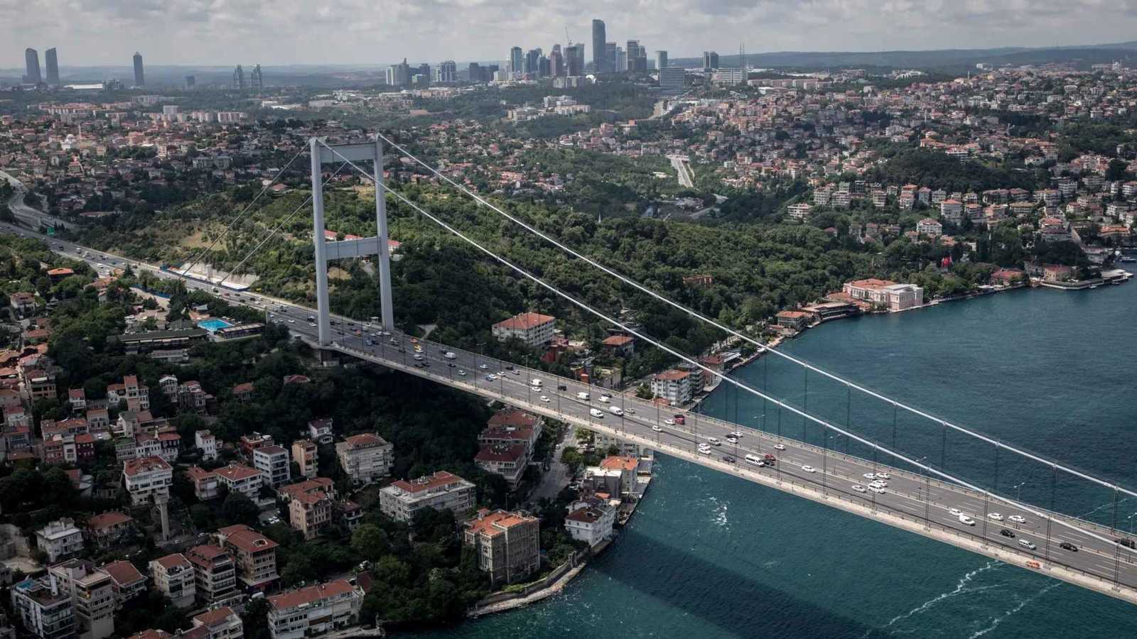 خلاف بسيط بين سائقين في تركيا ينتهي باعتداء مروع على امرأة (فيديو)