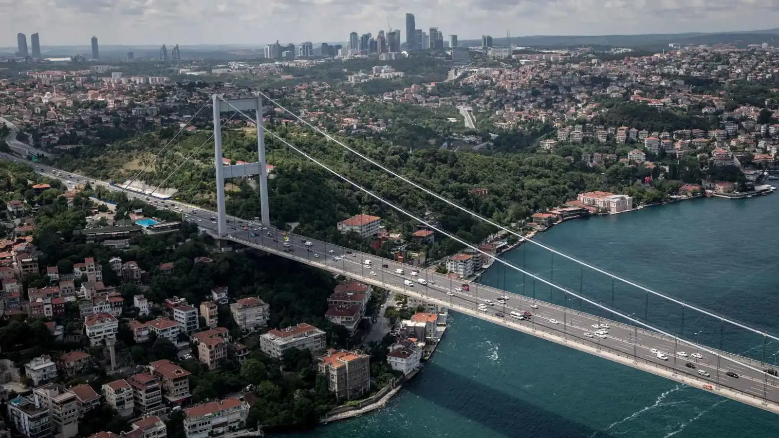 خلاف بسيط بين سائقين في تركيا ينتهي باعتداء مروع على امرأة (فيديو)