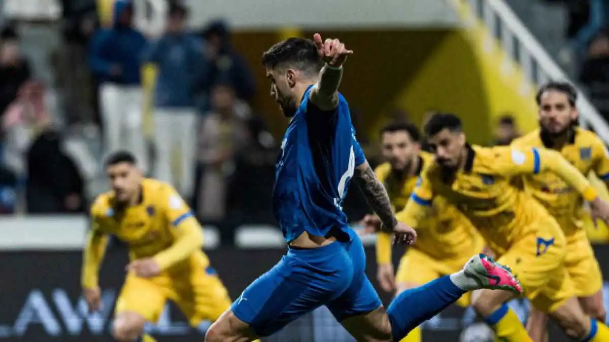 تجاهل طرد وضربة جزاء غير صحيحة.. أخطاء كارثية لحكم مباراة التعاون والهلال