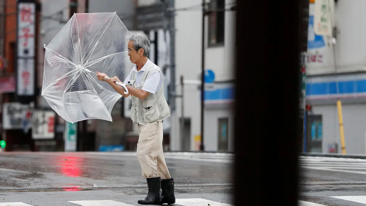 إعصار قوي يعطل حركة النقل ويقطع الكهرباء عن مناطق قرب طوكيو
