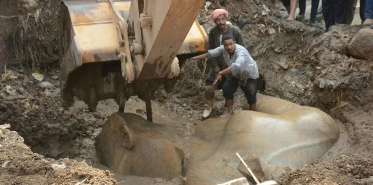النيابة المصرية تحقق بصحة استخراج تمثال رمسيس الثاني في المطرية