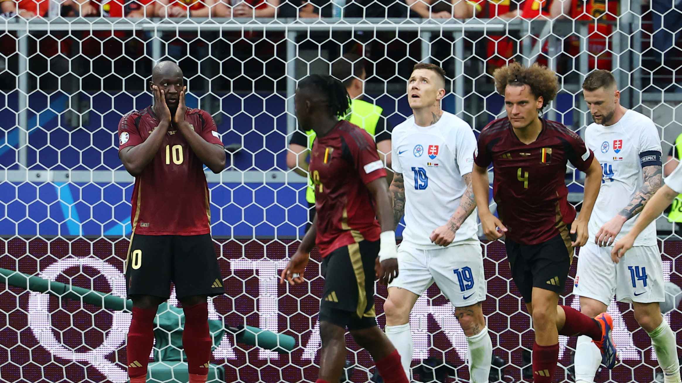 بعد مغادرة اليورو.. مدرب بلجيكا يصعق لوكاكو بتعليق مثير