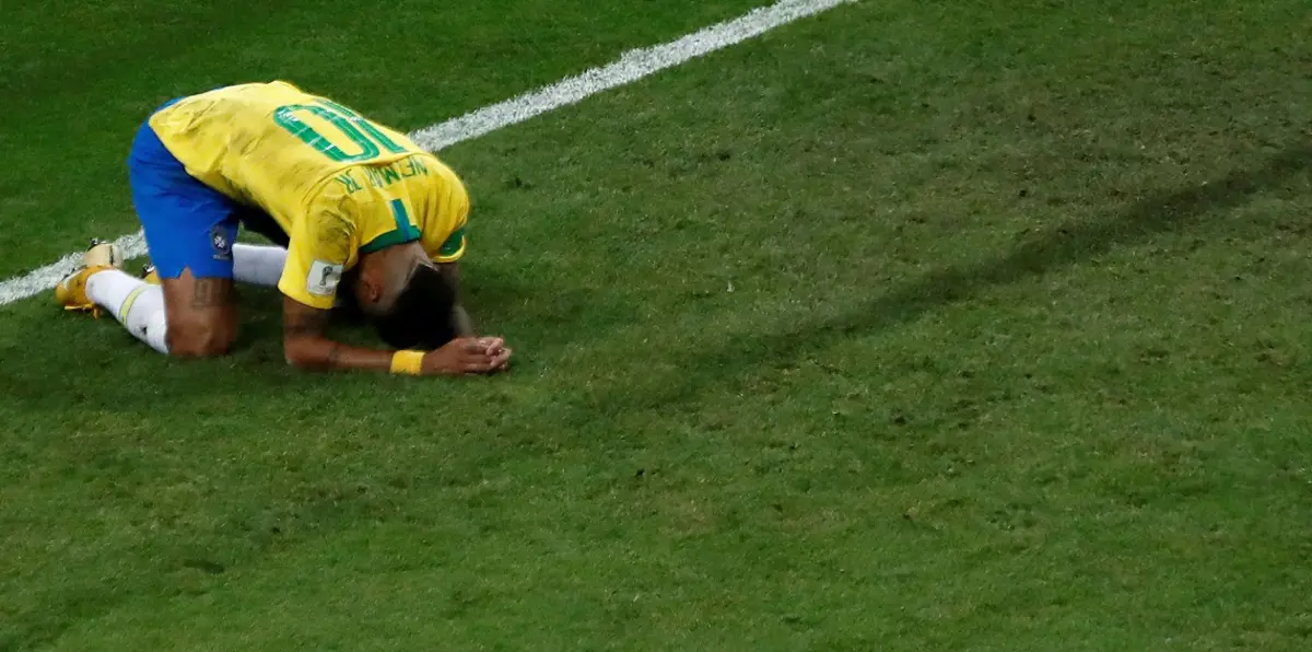 لاعب مكسيكي يرد الدين لنيمار بعد خسارة البرازيل أمام بلجيكا (فيديو وصورة)