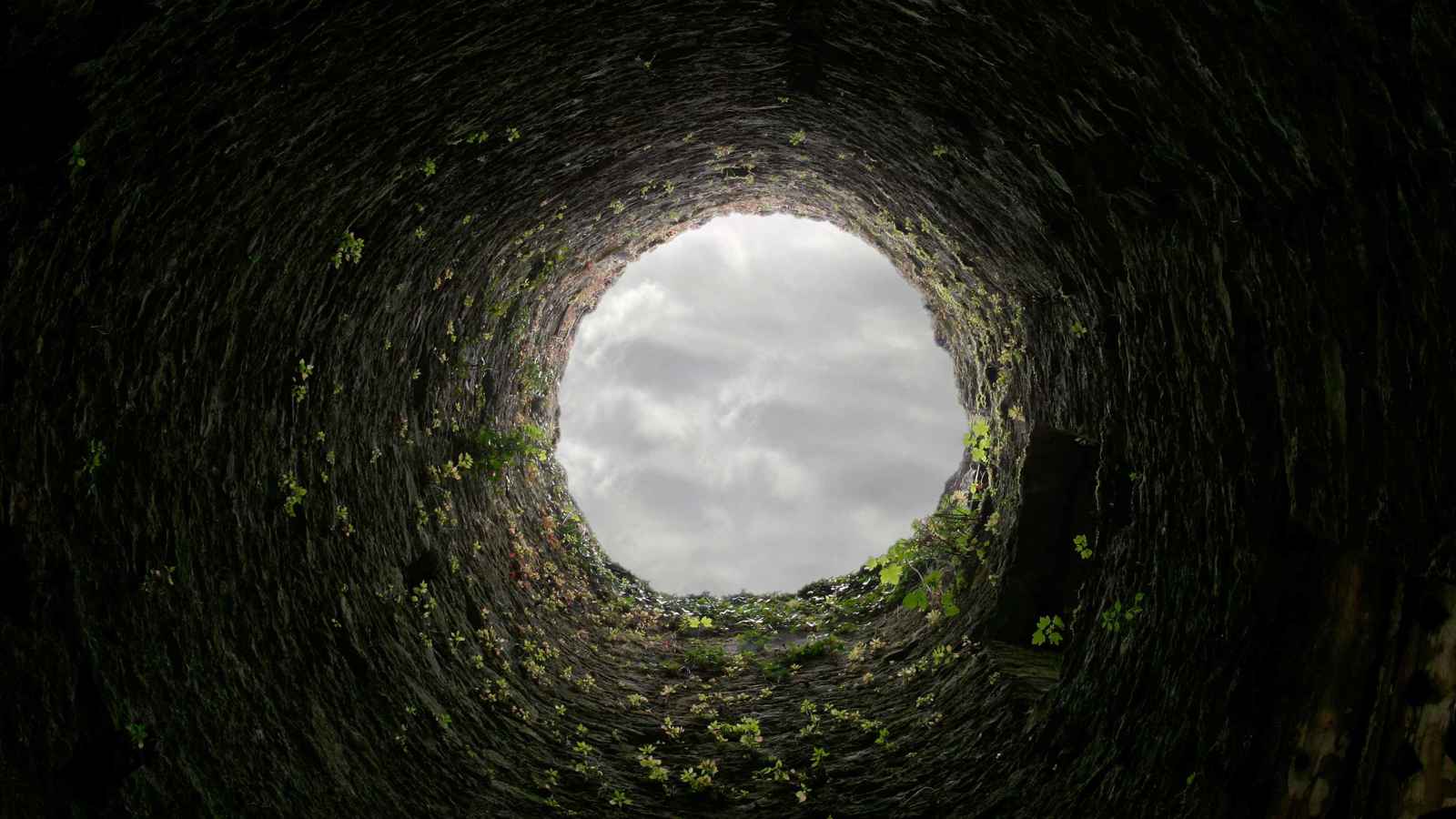 الجزائر.. طفلة محظوظة تنجو من الموت في قاع بئر عميق